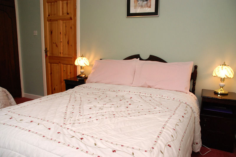 The Bungalow Farmhouse Clomantagh ภายนอก รูปภาพ